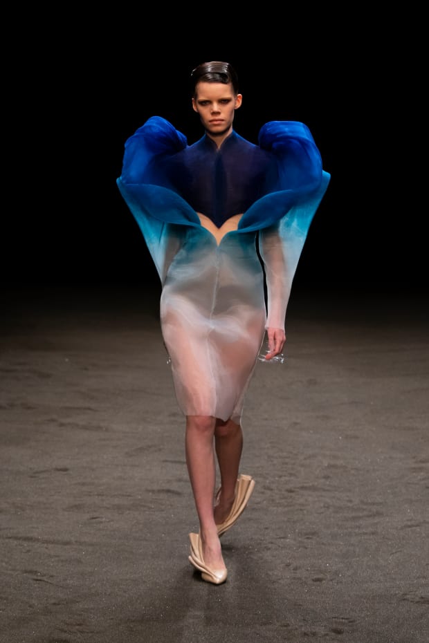 iri 00005-Iris-van-Herpen-Couture-Spring-21-credit-Gio-Staiano