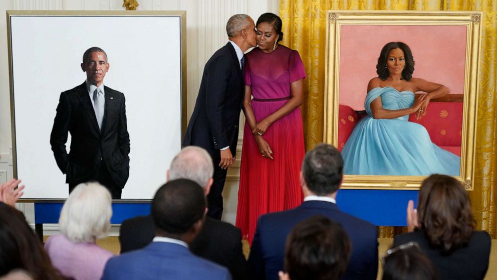Barrack Obama kisses Michelle