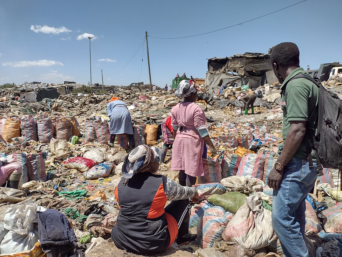 Fast fashion impact, Women on Nairobi landfill