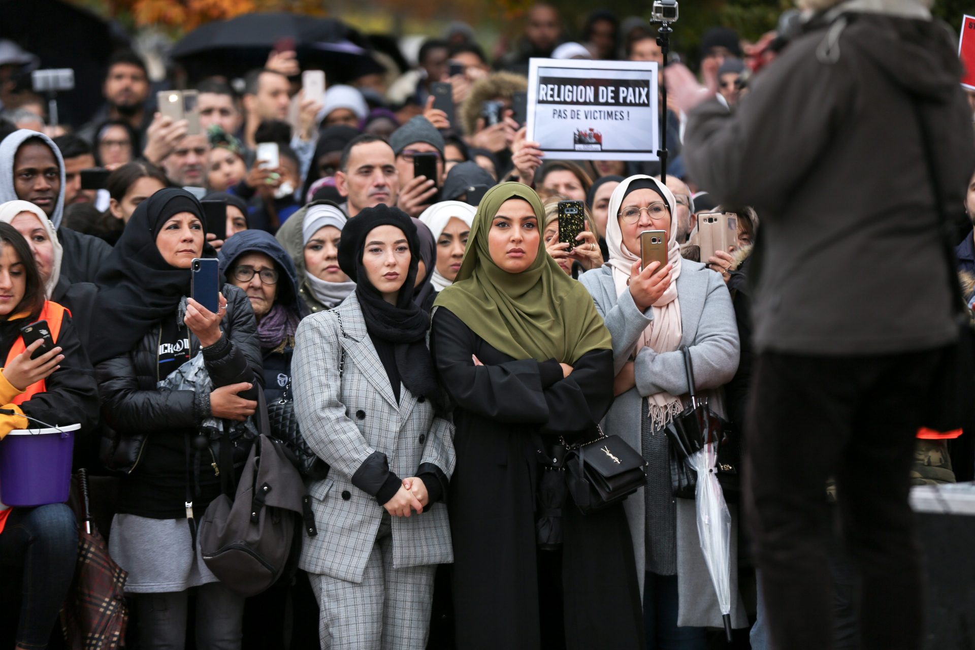 french women protesting muslim clothes ban