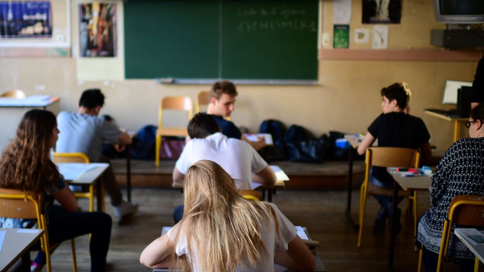 what to wear ban school france